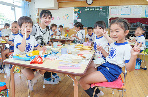 午前保育終了・給食の配膳